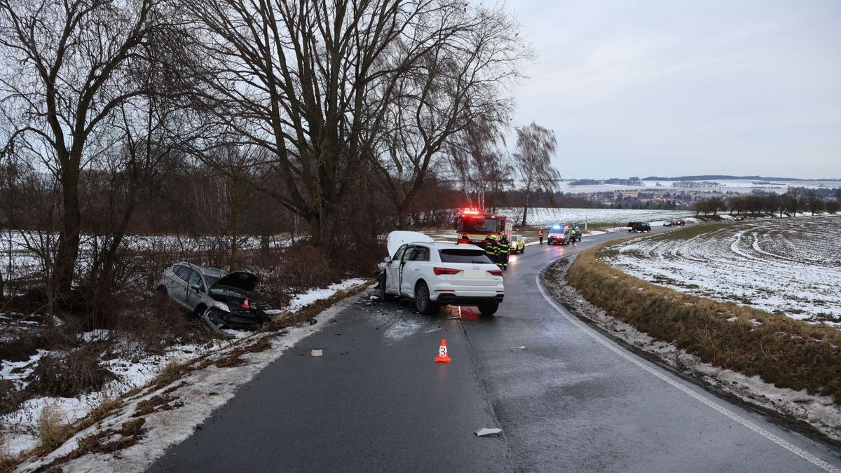 Řidička audi dostala u Domažlic smyk na zledovatělé silnici a narazila do fordu. Čtyři zranění