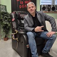 Zakladatel muzea Tomáš Koňařík v ikonickém křesle seriálového Ozzáka. 