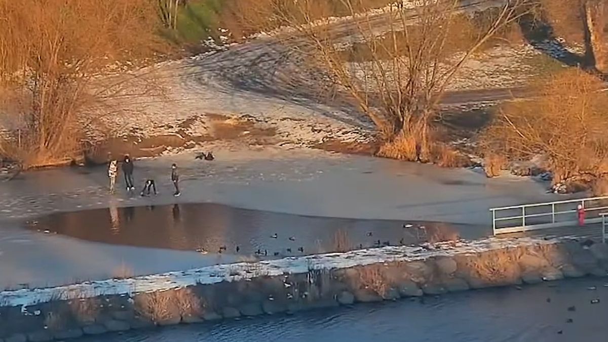 Děti zkoušely sílu ledu v tůni na Mělnicku, hazard zachytila kamera