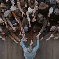 Mlčky, s dlaněmi nataženými k poslednímu výdechu nejslavnějšího ze synů. Závěr snímku je emoční katarzí truchlící rodiny.