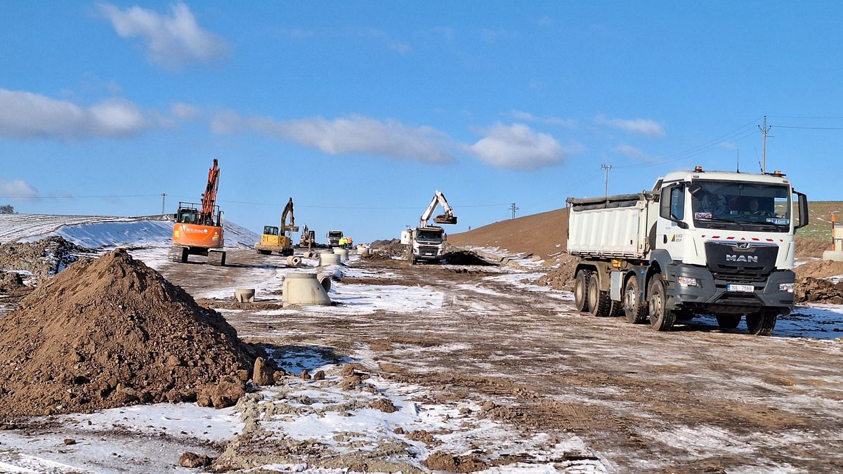 První část dálnice D7 u Slaného bude hotova na konci jara