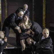 Karolína Knězů v hlavní roli inscenace Nana a Zabiják v Divadle ABC