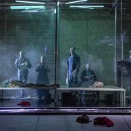 Maskovaní herci v inscenaci Nana a Zabiják v Divadle ABC