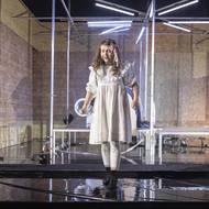 Karolína Knězů v hlavní roli inscenace Nana a Zabiják v Divadle ABC