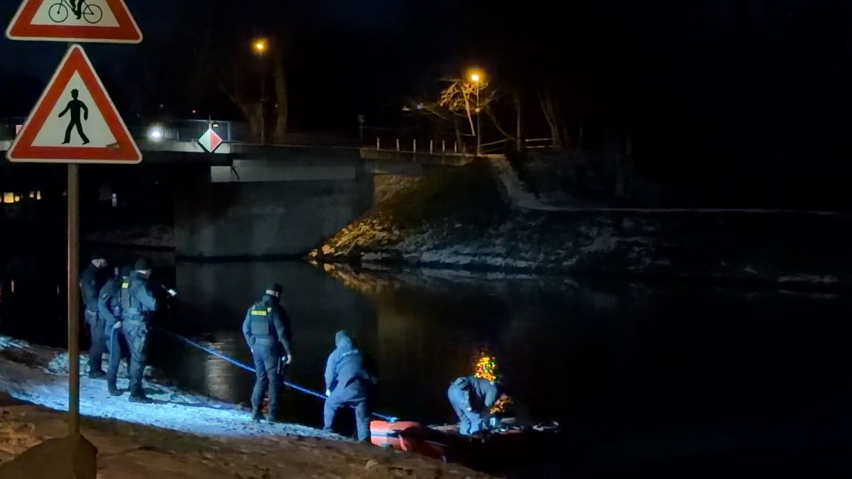Policie pročesávala kvůli ženě s psychózou Stromovku, nasadila člun