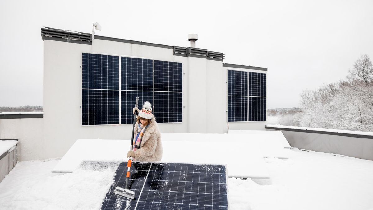 Sníh na fotovoltaice: kdy a jak jej odstranit a vyhnout se úrazu