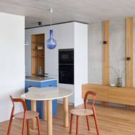 Jídelní stůl je zajímavě propojen s pracovním pultem kuchyňské linky.