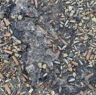 Zapečená zničená munice v místě výbuchu jednoho ze skladů