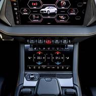 Po vzoru Audi má Urus dvě obrazovky nad sebou.