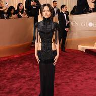 V černých šatech gotického stylu designérky Dilary Findikoglové dostála herečka Jenna Ortegová své roli ze seriálu Wednesday.