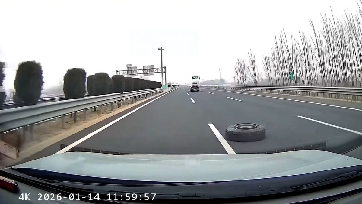 Kamion na dálnici ztratil kolo, smolný motorista mu ho nechtěně vrátil