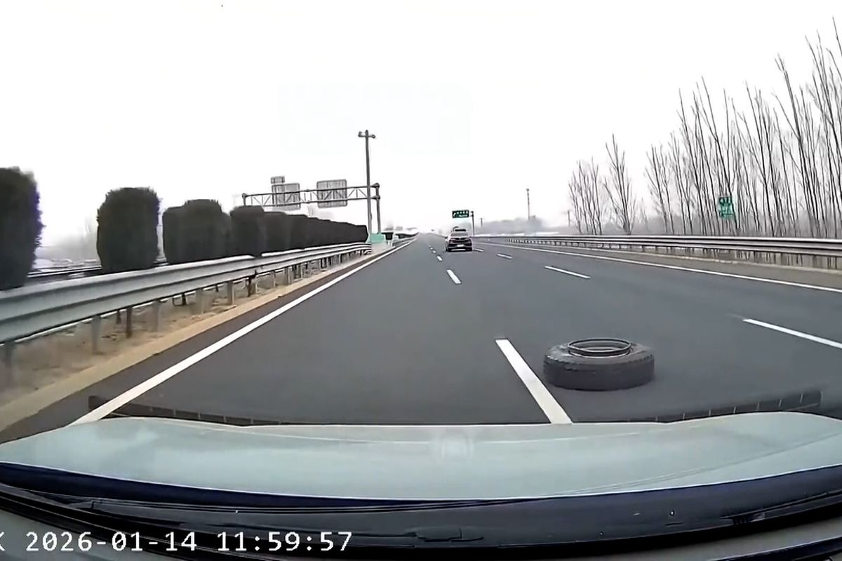 Kamion na dálnici ztratil kolo, smolný motorista mu ho nechtěně vrátil