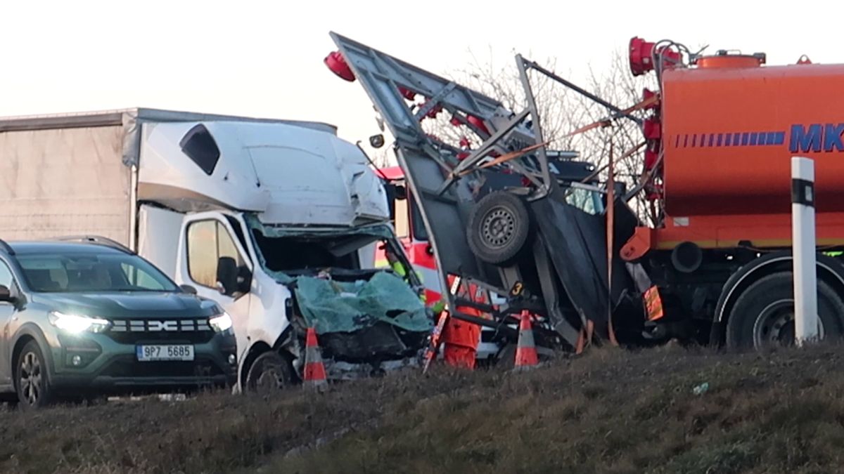 Řidič na D5 u Plzně narazil do cisterny silničářů