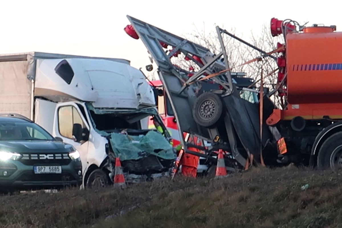 Řidič na D5 u Plzně narazil do cisterny silničářů