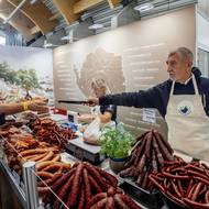 Petr Topič – snímek ze série Andrej Babiš ve volební kampani, první místo v kategorii lidé, o kterých se mluví