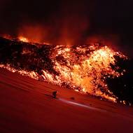 Tomáš Binter – snímek ze série Žhavé peklo, lyžařská nirvána: Mezi lávou a prašanem, první místo v kategorii člověk a životní prostředí