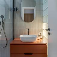 Tlumené osvětlení přicházející přes luxfery ocení obyvatelé bytu zejména při ranním vstávání i rutině před spaním.