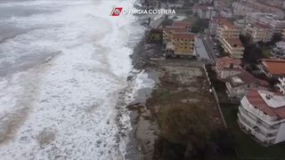 Bouře Harry zdevastovala jih Itálie. Letecké záběry jsou děsivé