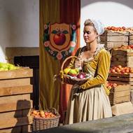 Jako pohádková komorná v obležení jablek, která filmaři po natáčení předali potravinové bance.