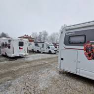 Někteří karavanisté podle výzdoby svých obýváků na kolech fandí nejen biatlonu.