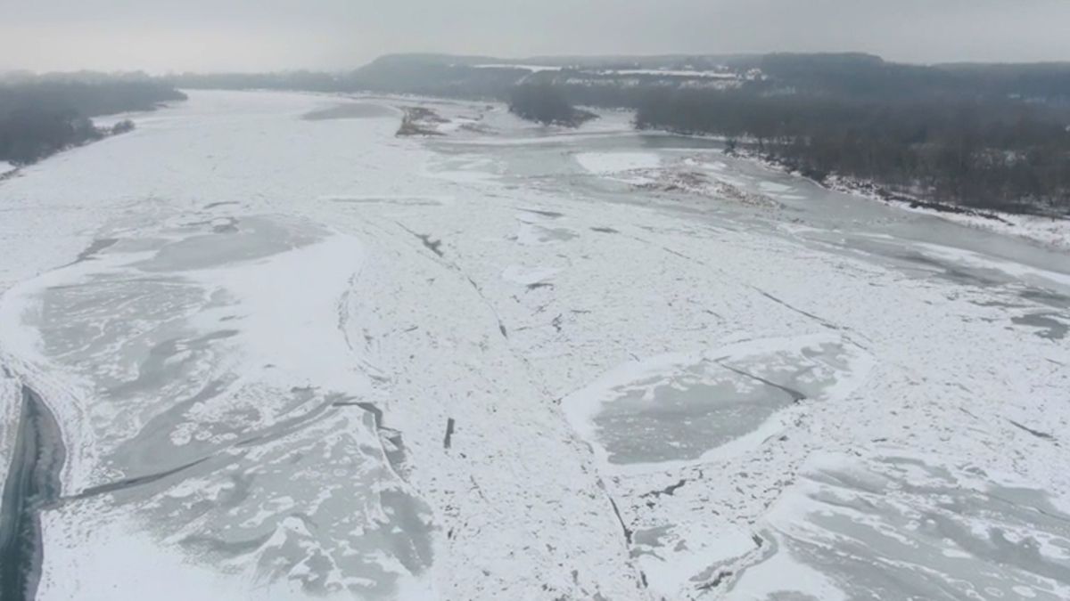 Řeka Visla uprostřed Polska po 14 letech kompletně zamrzla