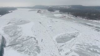 Řeka Visla uprostřed Polska po 14 letech kompletně zamrzla