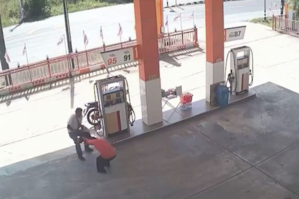 Zloděj v Thajsku zaútočil na obsluhu čerpací stanice, karma zafungovala okamžitě