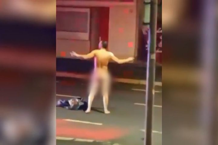 Nahý muž řídil v centru Opavy dopravu