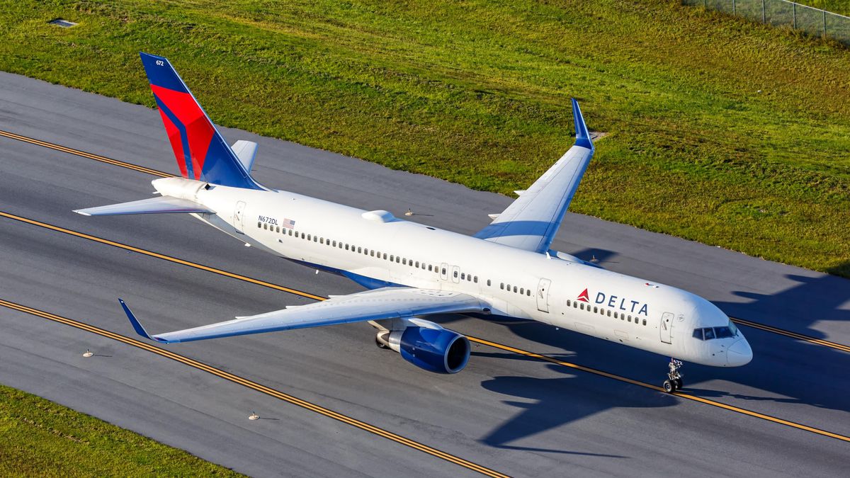 Neukázněného cestujícího zpacifikovala posádka letadla pomocí nápojového vozíku