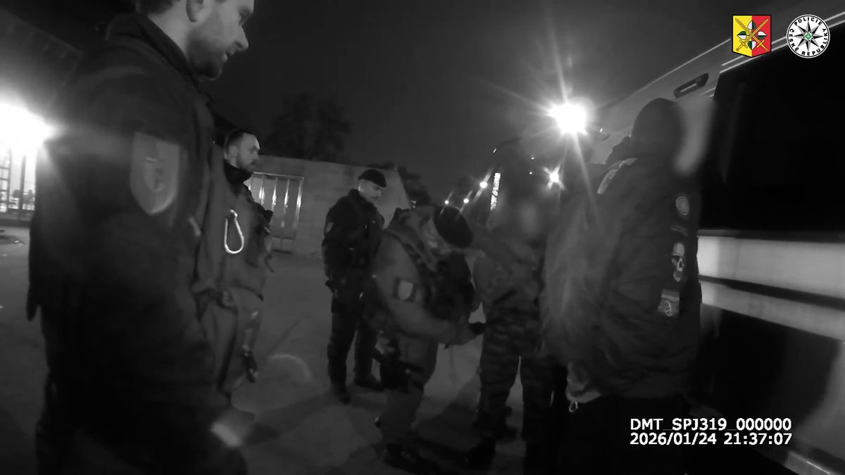 Stržené nášivky a rvačka. Na pražském hlavním nádraží se do sebe pustili skinheadi