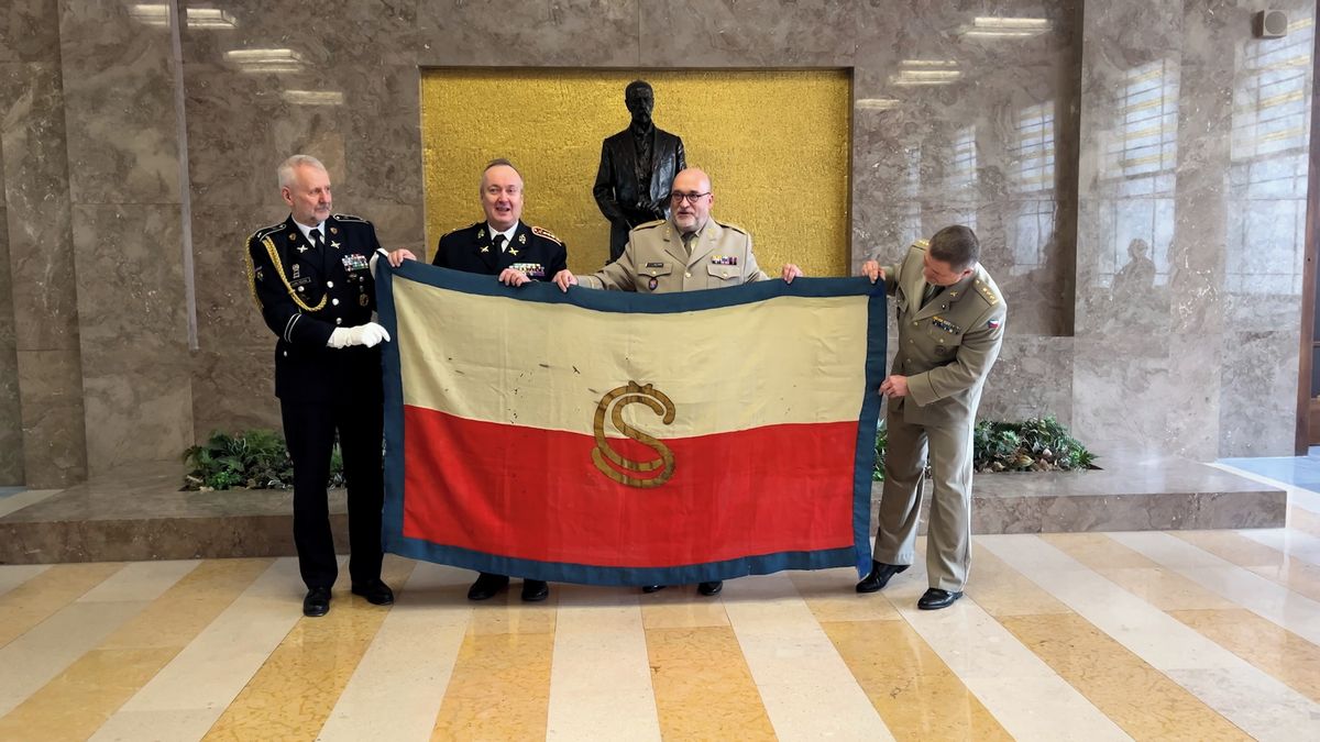 Vojenský historický ústav získal unikátní vlajku z roku 1918. Z Říma ji přivezl prezident Pavel