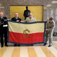 Ve středu dostal vlajku do svých sbírek VHÚ.