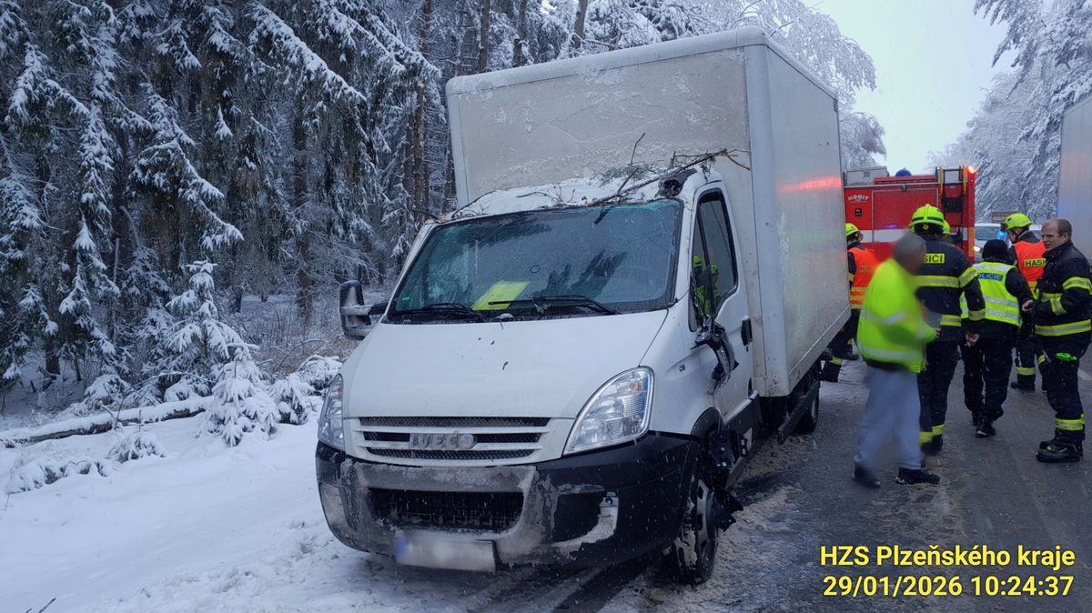 Na dodávku spadl strom. V Plzeňském kraji se staly desítky nehod
