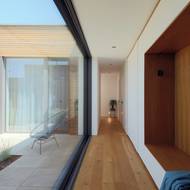 Hezkým nápadem je vytvoření niky s posezením ve spojovacím krčku mezi původním objektem a přístavbou. Lze odtud koukat do zahrady například za nepříznivého počasí a přitom zůstávat pěkně v teple domova.