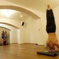 Pokus o český rekord ve stoji na hlavě sledovala i veřejnost.