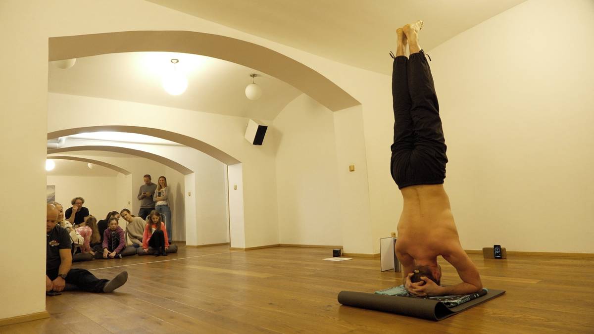 Pokus o český rekord ve stoji na hlavě sledovala i veřejnost.