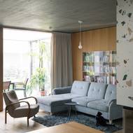 Obývací pokoj je hodně prosvětlený. 