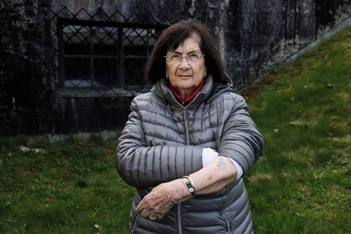 18. dubna 2023, Osvětim, Polsko. Tehdy 94letá Halina Birenbaum (vězeňské číslo 48693) stojí v areálu koncentračního tábora, kde byla vězněna nacisty. Po válce odešla do Izraele, kde se jí narodili dva synové, jedním z nich je Ya’ackov Gilad.