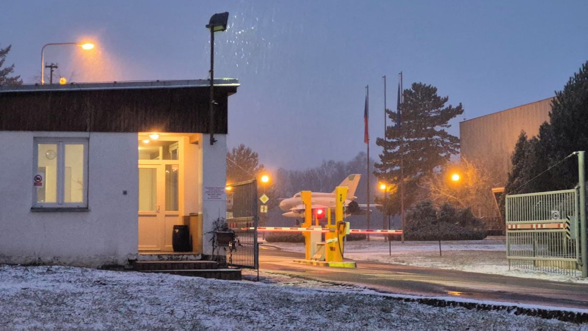 Babiš a Zůna dorazili na leteckou základnu do Čáslavi