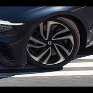 Litá 22palcová kola jsou standardně dvoubarevná, volitelně však mohou být i černá.