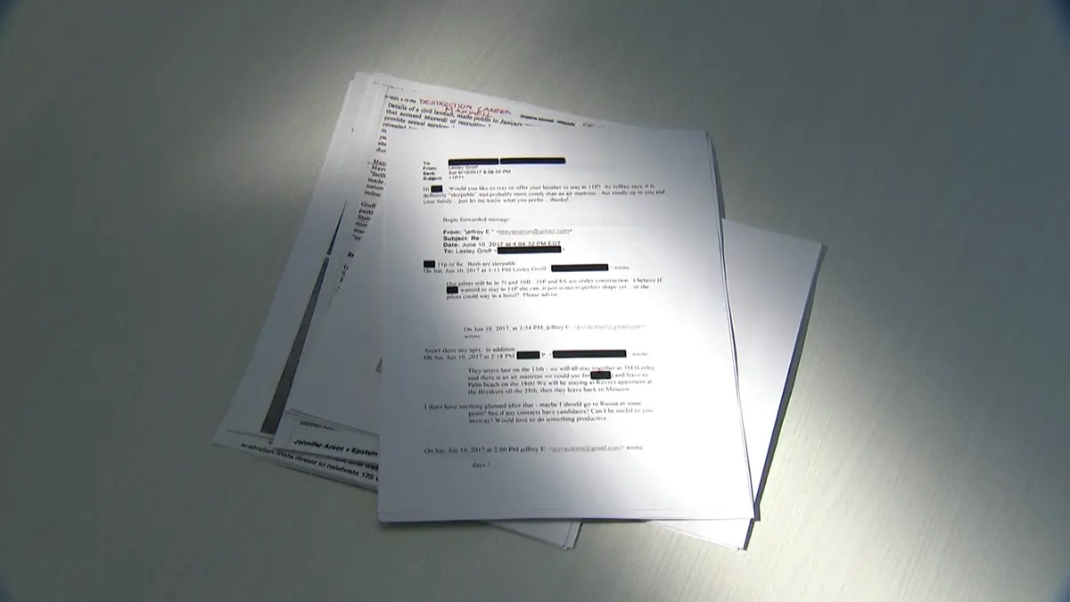 PŘEHLEDNĚ: Kdo byl Jeffrey Epstein, co jsou Epsteinovy spisy a kdo v kauze figuruje