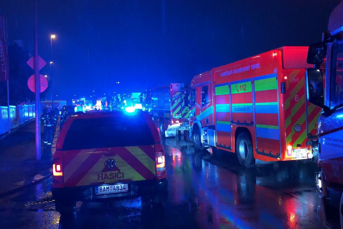 Hasiči likvidovali požár bytu v areálu pražského autoservisu