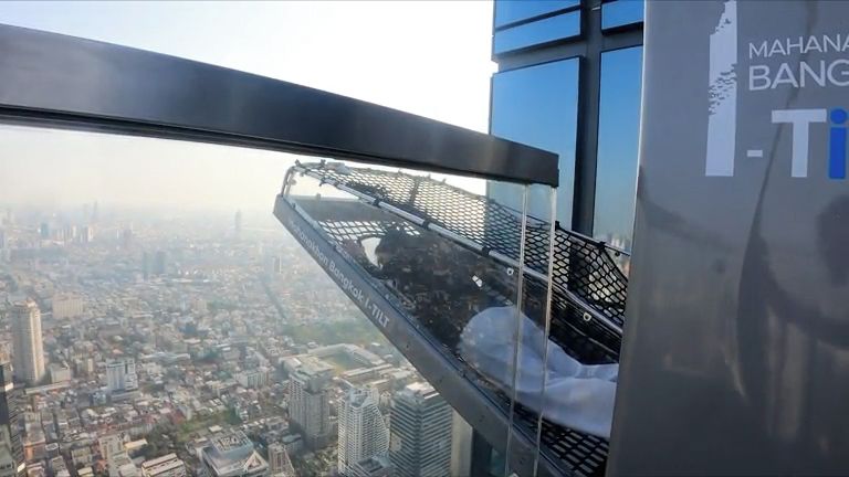 Máte strach z výšek? Video z thajské turistické atrakce by vám dobře neudělalo