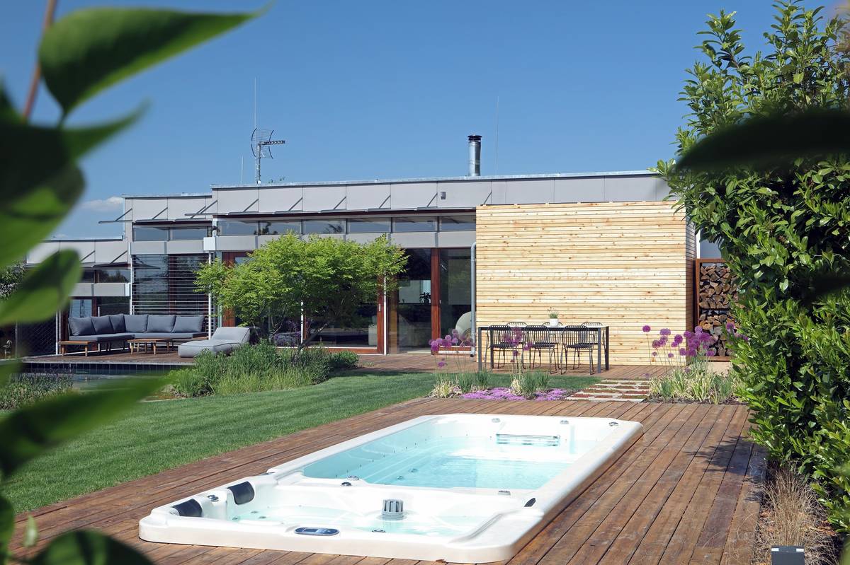 Do rozšířené terasy před domem je nově zakomponovaný bazén s protiproudem a vířivkou.