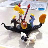 Z benátského ostrova Murano pochází tento skleněný betlém s tradiční gondolou.