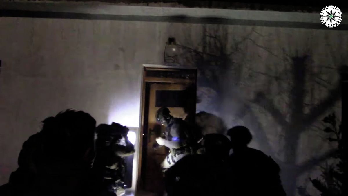 Beranidla, řinčení skla, zásahovka ve dveřích. Policie ukázala video, jak zatýkala v kauze podezřelých řidičáků