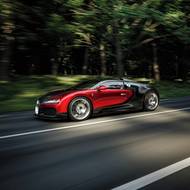 Bugatti F.K.P. Hommage stojí na nových kolech s většími rozměry, konkrétně 20 palců vpředu a 21 palců vzadu.
