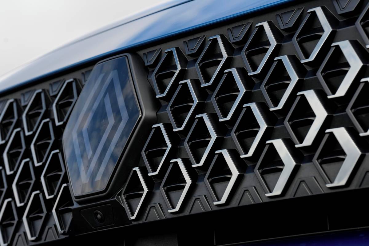 Inovována byla rovněž maska, kterou zdobí motiv diamantu.