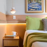 Prioritou projektu bylo pohodlí. Ložnice tak působí útulně a přináší pocit bezpečí.