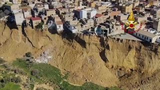 Letecké záběry ukazují masivní sesuv na Sicílii